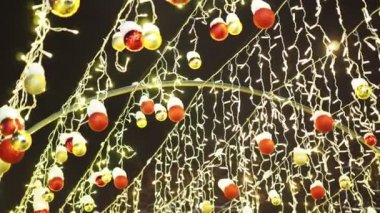Tatil süslemeleri, parlak ampuller ve çelenkler. Noel, yeni yıl, dönüm noktası.