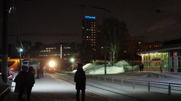 Vlak Osobní Vlak Přijíždí Osvětlenou Železnicí Zasněženým Městem Nádraží Novosibirsk — Stock video