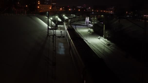 Vlak Cestovní Vlak Projíždí Osvětlenou Železnicí Zasněženým Městem Novosibirsk Sibiř — Stock video