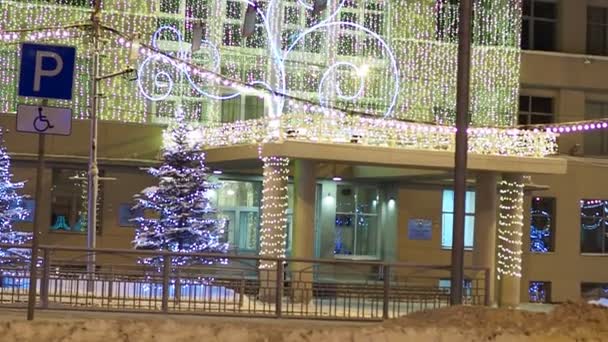 Gece Şehri Şenlikli Aydınlatmayla Süslenmiş Belediye Binasının Girişi Kış Novosibirsk — Stok video