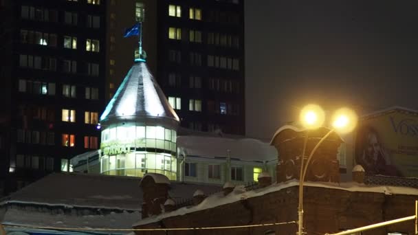 Nachtstadt Die Fahne Weht Über Dem Beleuchteten Turm Laternen Nowosibirsk — Stockvideo