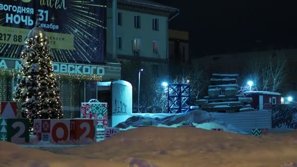 冬の夜の街 照明で飾られた街の映画館への入り口 ノヴォシビルスク シベリア — ストック動画