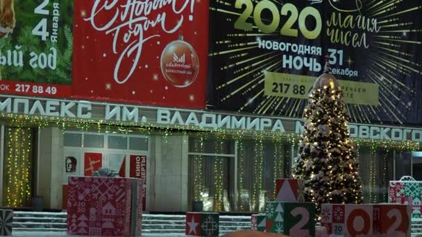 Ciudad Invierno Nocturna Entrada Cine Ciudad Decorada Con Iluminación Novosibirsk — Vídeos de Stock