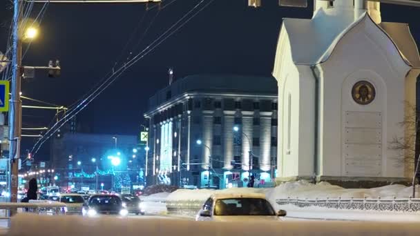 Ciudad Nocturna Parte Capilla Fondo Del Edificio Administración Calle Con — Vídeo de stock