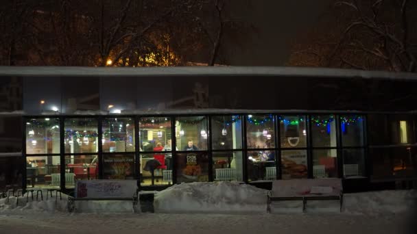 Noche Ciudad Invernal Cafetería Iluminada Con Visitantes Dentro Invierno Ciudad — Vídeos de Stock