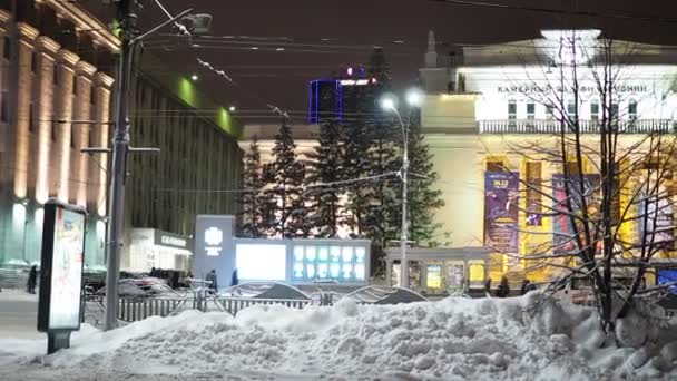 Noc Zimní Město Osvětlená Ulice Nočního Města Zimě Město Novosibirsk — Stock video