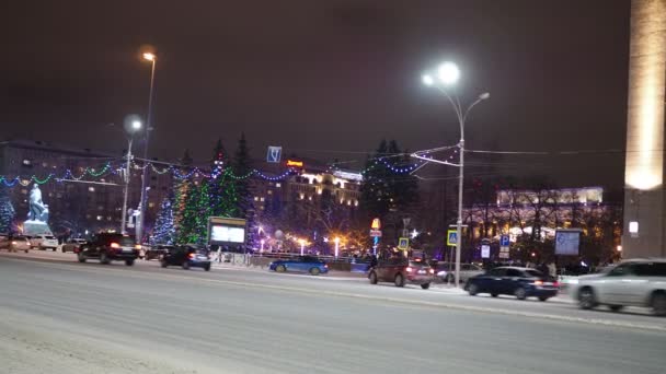 God Natt Vinterstaden Trafik Snötäckt Väg Nära Byggandet Stadsteatern Novosibirsk — Stockvideo