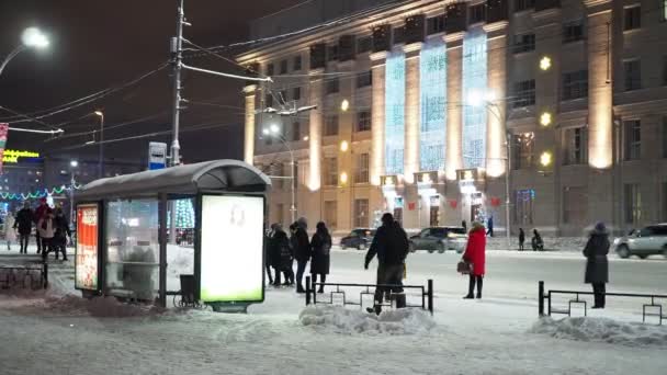 교통은 근처에서 멈춘다 겨울에는 도시의 거리가 버렸습니다 노보시비르스크의 시베리아 — 비디오