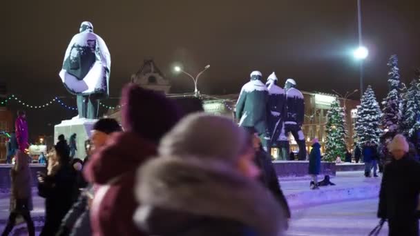 Nachtstad Winterstad Blauw Mensen Lopen Langs Verlichte Feestelijke Straat Novosibirsk — Stockvideo