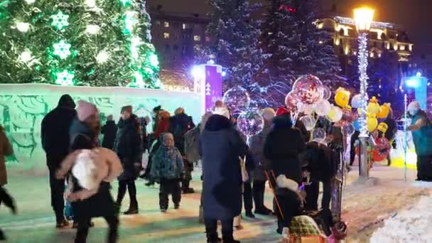 Νυχτερινή Πόλη Χειμερινή Πόλη Άνθρωποι Περπατούν Κοντά Στο Χριστουγεννιάτικο Δέντρο — Αρχείο Βίντεο
