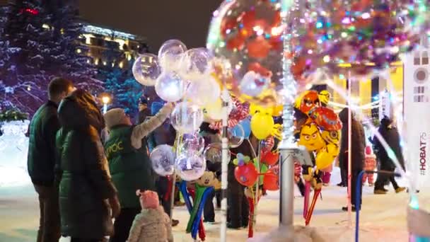 Ville Nocturne Une Fille Achète Des Balles Pour Des Vacances — Video