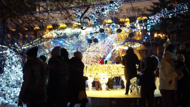 Nocne Miasto Ludzie Zbliżają Się Fortepianu Zrobionego Świecących Żarówek Święta — Wideo stockowe