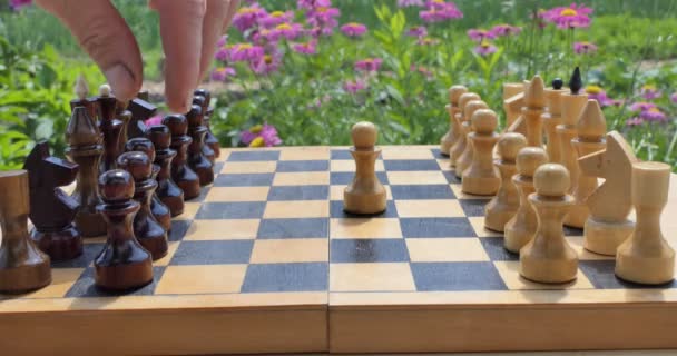 Šachy Mužská Ruka Pohybuje Šachovou Figurkou Šachovnici Která Stojí Letní — Stock video