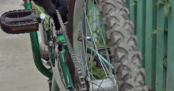 Kerékpár Javítás Mester Eltávolítja Láncot Kerékpár Első Lánckerekéről Közelkép — Stock videók