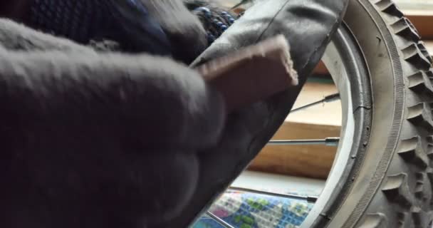 Reparação Bicicletas Mestre Limpa Lugar Para Selar Câmera Bicicleta Com — Vídeo de Stock