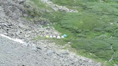 Dağlarda turizm. Dağlarda tenha bir turist kampı. Sibirya, Altai. Büyüt.