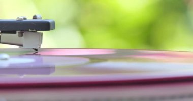 Vinil. Pikapta vinil plak dönüyor. Kapat.. 