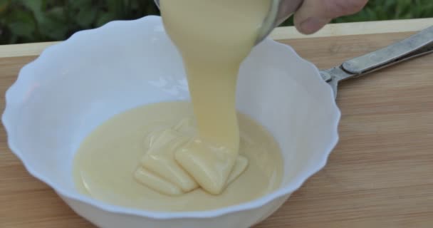 Vegan Pasto Semplice Uomo Versa Latte Condensato Una Lattina Aperta — Video Stock