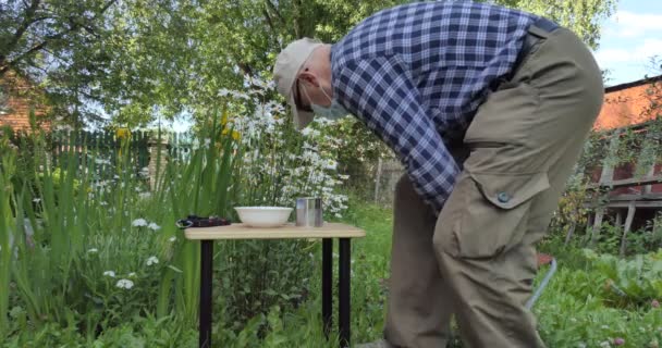 Vegan Quarantena Uomo Con Una Maschera Medica Apre Cibo Scatola — Video Stock