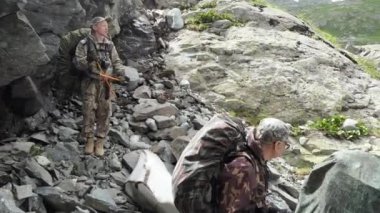 Doğadaki maceralar. Turistler dağlarda inecek bir yer bulmaya çalışıyorlar. Sibirya, Altai.