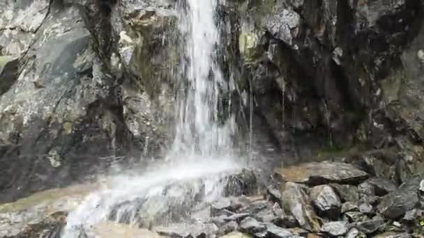 Agua Limpia Natural Cascada Formada Por Glaciar Derretido Las Montañas — Vídeos de Stock