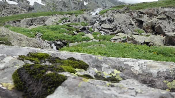 Agua Limpia Natural Cascada Formada Por Glaciar Derretido Las Montañas — Vídeos de Stock