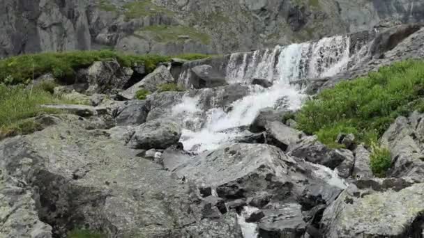 Rent Naturligt Vatten Vattenfall Som Bildas Smältande Glaciär Fjällen Sibirien — Stockvideo