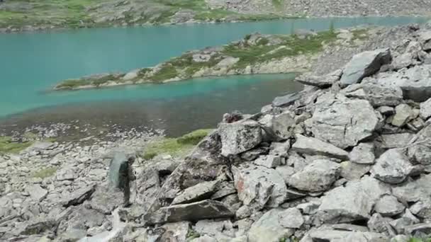 Schoon Bergmeer Akchan Toeristen Passeren Een Bergmeer Met Helder Water — Stockvideo