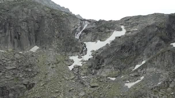 Agua Limpia Natural Cascada Formada Por Glaciar Derretido Las Montañas — Vídeo de stock