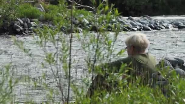 Akchan Rivier Een Vrouw Zit Bij Rivier Omhelst Haar Knieën — Stockvideo