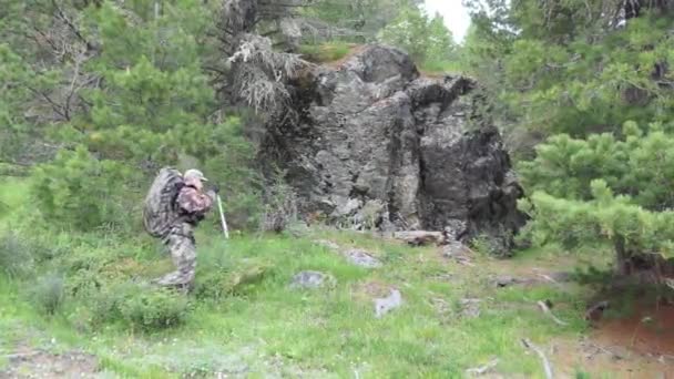 Avontuur Natuur Wilde Plek Een Vrouw Camouflage Met Een Rugzak — Stockvideo