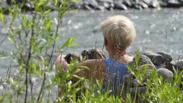 Río Akchan Una Mujer Está Sentada Junto Río Abrazando Sus — Vídeos de Stock