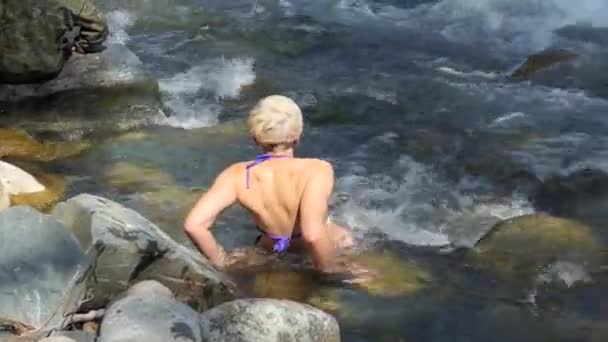 Bañarse Una Mujer Baña Agua Fría Clara Río Montaña Formado — Vídeo de stock