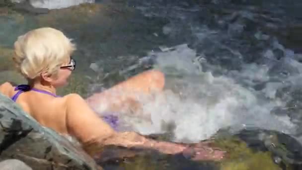 Tomar Banho Uma Mulher Banha Água Fria Clara Rio Montanha — Vídeo de Stock