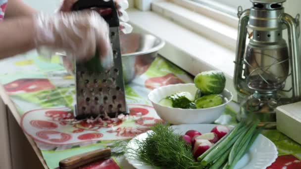 Plats Végétariens Cuisinier Râpe Concombre Pour Cuisson Gros Plan — Video