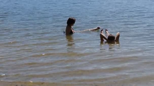 元も子もない 女性は浅い水の暖かい水の中にあります バックライト — ストック動画