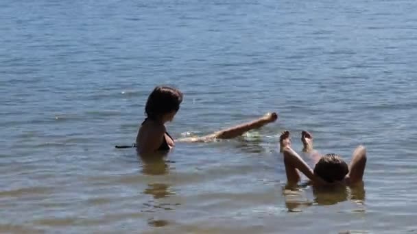 Zwemmende Vrouwen Strand Vrouwen Verheffen Hun Voeten Boven Het Water — Stockvideo