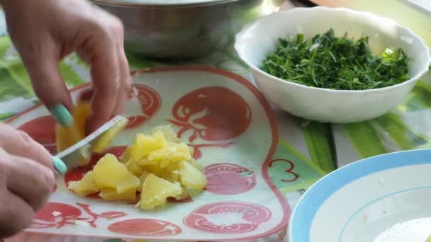 Comida Simple Cocina Asiática Cocine Rebanadas Patatas Hervidas Con Cuchillo — Vídeos de Stock