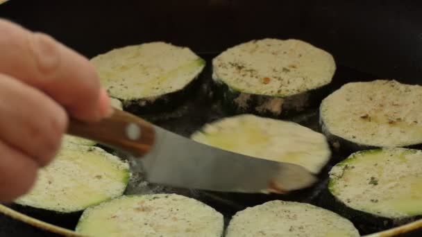 Eco Voedsel Veganistisch Vegetarisch Gerecht Kokkin Beweegt Gesneden Stukken Courgette — Stockvideo