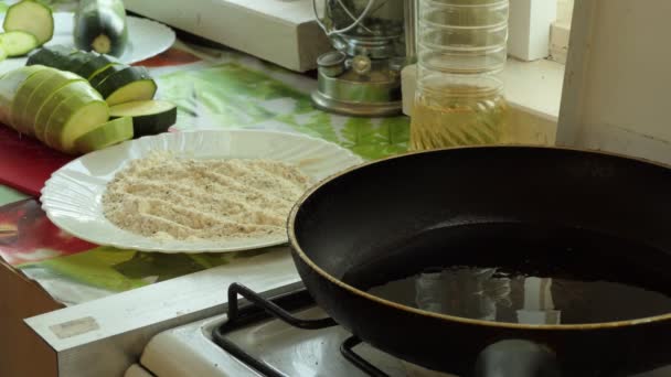 Vegetariskt Ekomat Kocken Rör Det Kryddade Mjölet Tallrik Med Kniv — Stockvideo