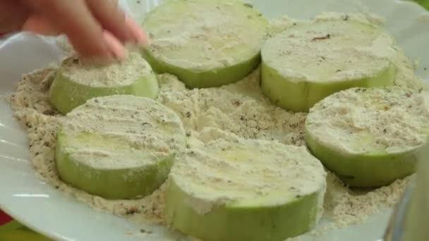 Aliments Biologiques Éco Alimentaires Végétariens Cuisinier Roule Des Tranches Courgettes — Video