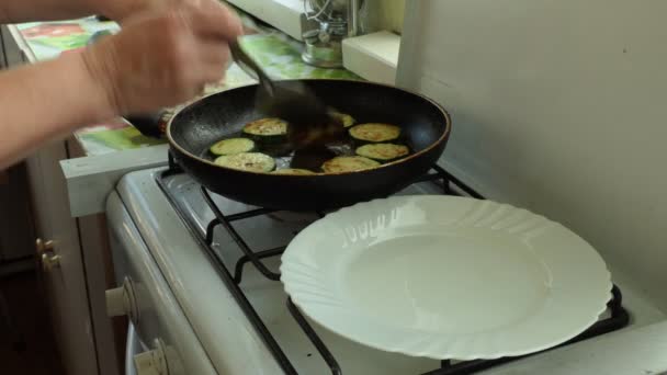 Vegetarisch Vegan Ökologisch Der Koch Röstet Und Wendet Zucchini Stücke — Stockvideo