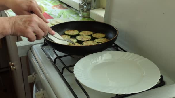 Vegetáriánus Vegán Ökoétel Szakács Tesz Egy Tányér Sült Serpenyőben Növényi — Stock videók