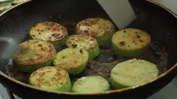 요리사는 볶아서 프라이팬에 향료를 기름을 주치니 뒤집는다 — 비디오