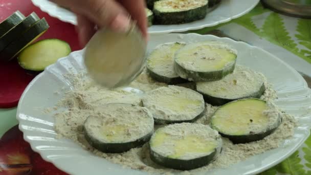 有機食品 エコ食品 ベジタリアン 調理はフライパンの前に熱いストーブの近くのスパイスと小麦粉でスライスズッキーニのスライスをロール クローズアップ撮影 — ストック動画