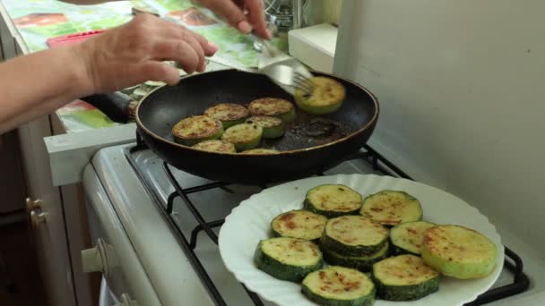 ベジタリアン ビーガン エコフード 料理人はズッキーニの野菜油片と鍋に揚げプレート上に置きます — ストック動画