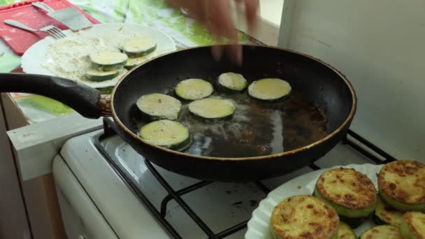 Vegetariano Vegano Comida Ecológica Cocinero Sumerge Trozos Calabacín Harina Mezclada — Vídeo de stock