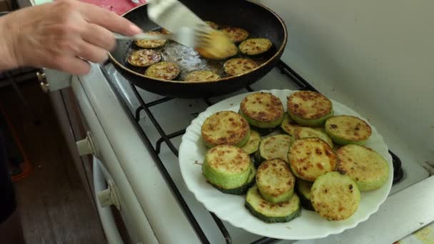 Vegetariano Vegano Comida Ecológica Cocinero Pone Plato Frito Una Sartén — Vídeo de stock