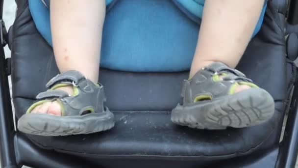 Barn Barn Fötterna Ett Litet Barn Sandaler Som Gungar Barnvagnen — Stockvideo