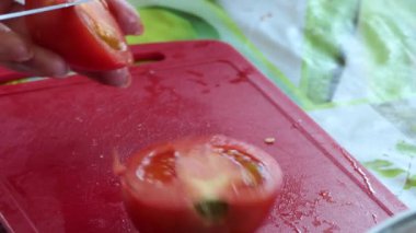 Vejetaryenlik, Asya mutfağı, basit yiyecekler. Aşçı bir bıçakla domates dilimliyor. Kapat..